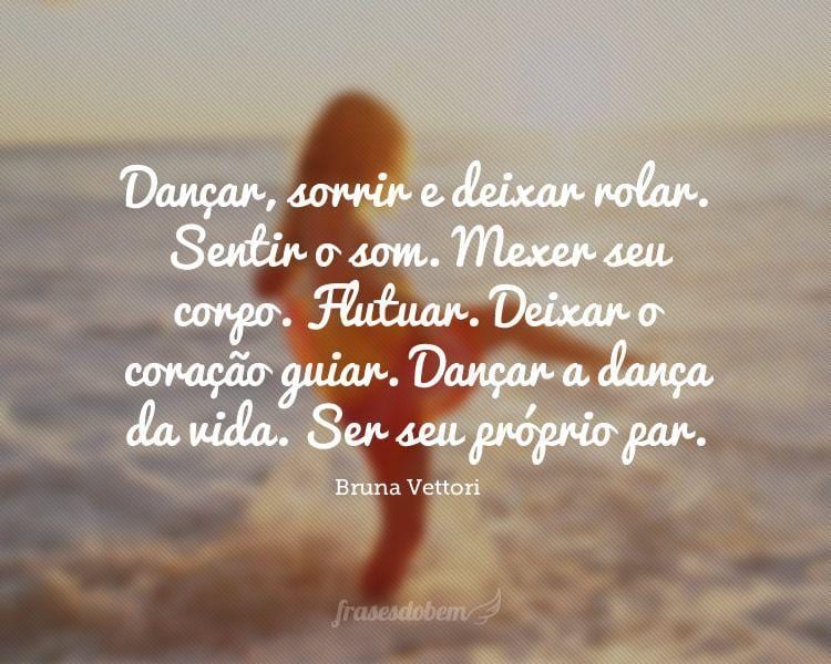 Dançar, sorrir e deixar rolar. Sentir o som. Mexer seu corpo. Flutuar. Deixar o coração guiar. Dançar a dança da vida. Ser seu próprio par.