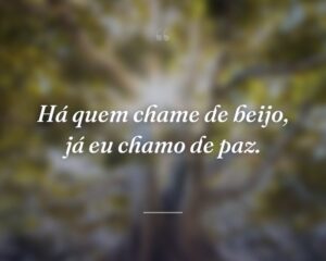 Há quem chame de beijo, já eu chamo de paz.