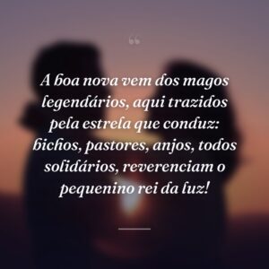 A boa nova vem dos magos legendários, aqui trazidos pela estrela que conduz: bichos, pastores, anjos, todos solidários, reverenciam o pequenino rei da luz!