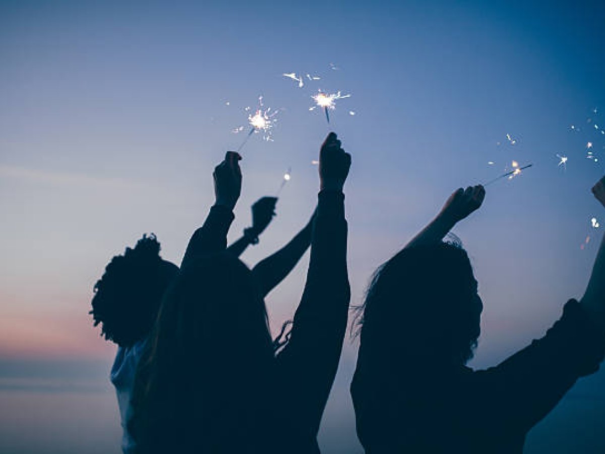 50 frases de fim de ano para amigos que celebram a parceria