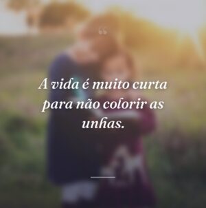 A vida é muito curta para não colorir as unhas.