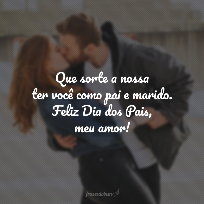 Família feliz sorrindo, simbolizando a união e a felicidade