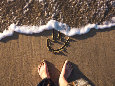 60 frases para foto na praia que vão agitar suas postagens do verão