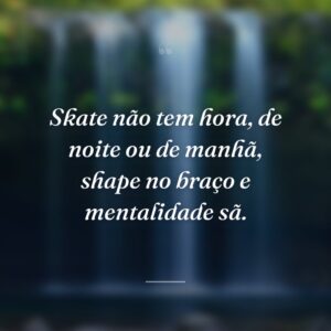 Skate não tem hora, de noite ou de manhã, shape no braço e mentalidade sã.