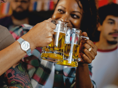 40 frases de sexta-feira com cerveja para apreciar o descanso sem moderação
