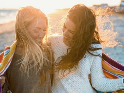 30 frases de elogios para amiga que exaltam as melhores qualidades dela