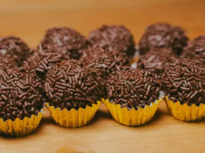 35 frases de brigadeiro para quem gosta de adoçar a vida com um docinho