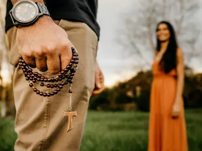 40 frases para casal católico que dizem a importância da fé e do amor