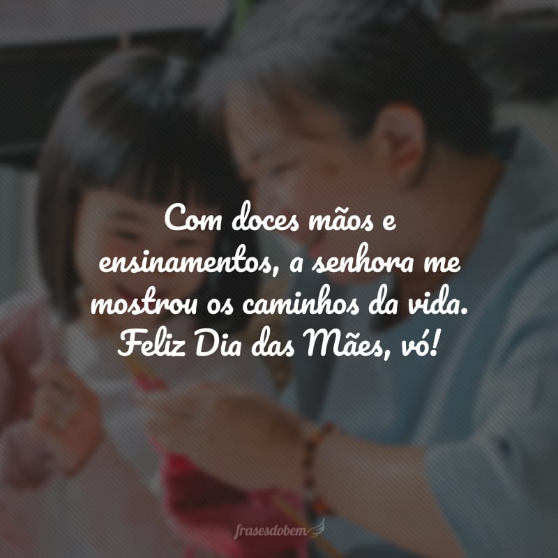 Com doces mãos e ensinamentos, a senhora me mostrou os caminhos da vida. Feliz Dia das Mães, vó!