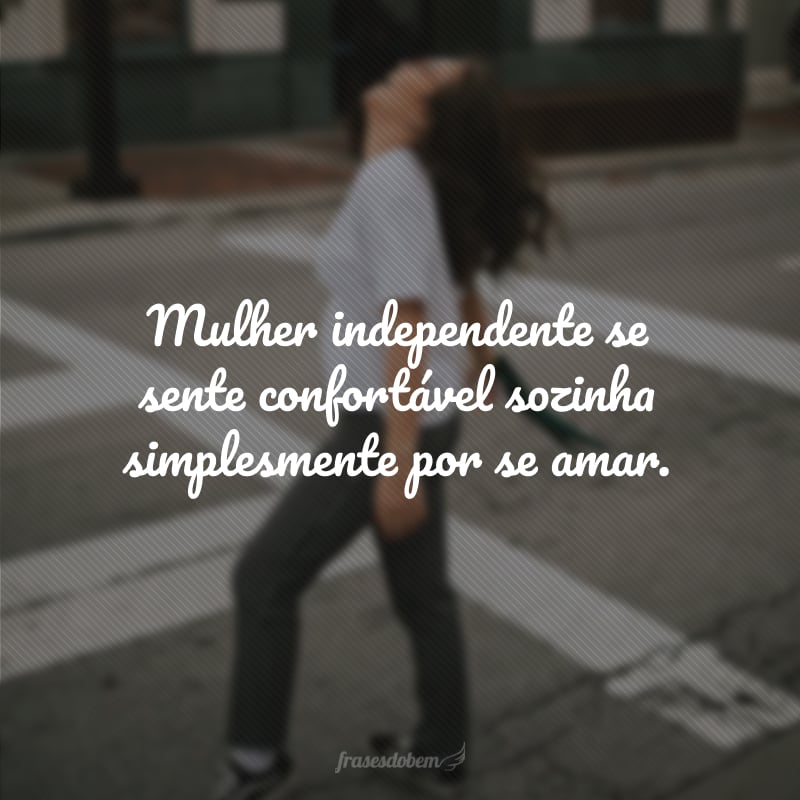 Mulher independente se sente confortável sozinha simplesmente por se amar.