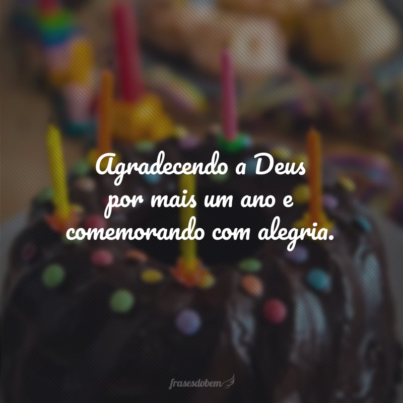 Agradecendo a Deus por mais um ano e comemorando com alegria.
