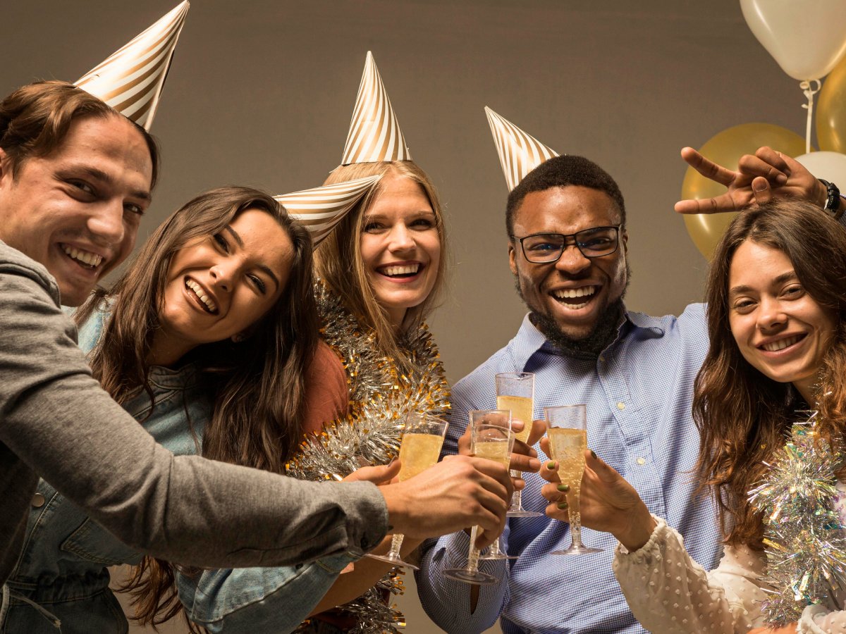 30 frases de Ano Novo para amigos que renovam o companheirismo
