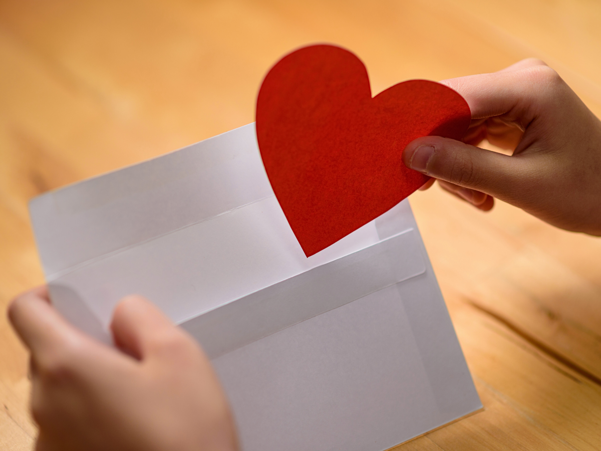 55 MELHORES frases para correio elegante que ajudarão no flerte
