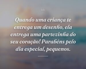 Quando uma criança te entrega um desenho, ela entrega uma partezinha do seu coração! Parabéns pelo dia especial, pequenos.